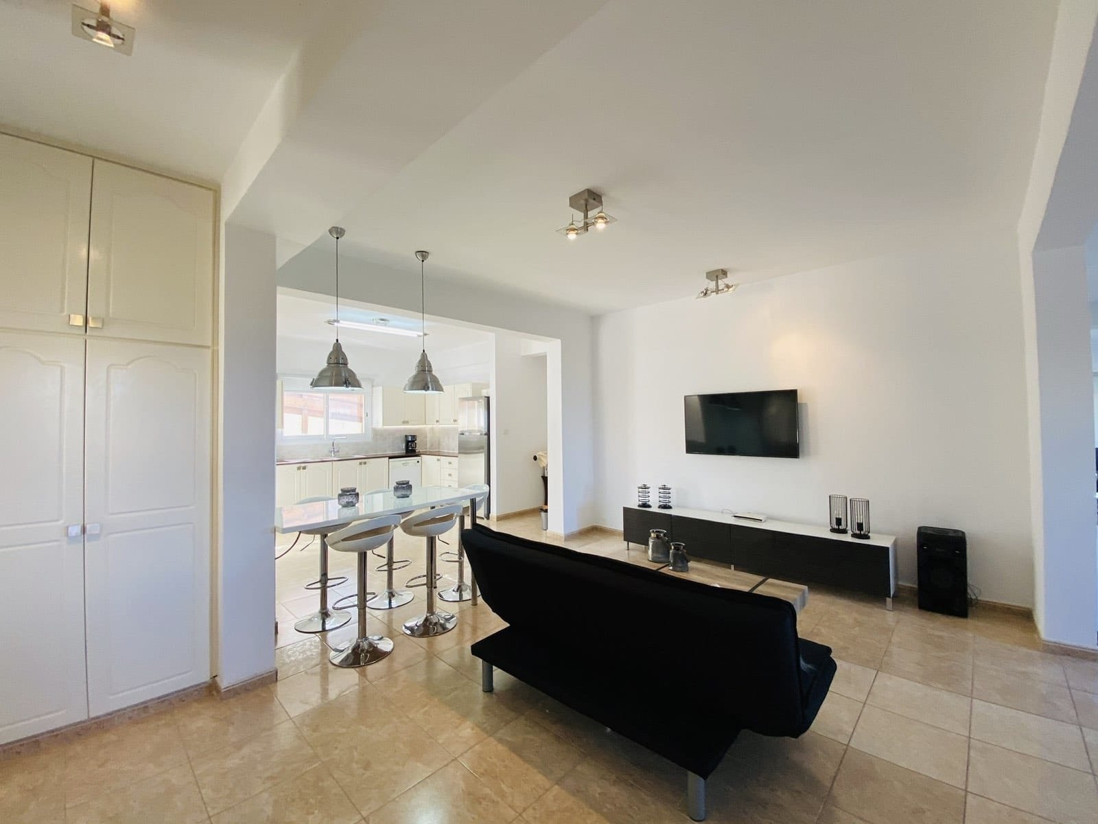 Resale 
This 5 bedroom villa is located in lower Chloraka -Pafos.
The entrance, dining room, 2 living rooms, kitchen, 2 bathrooms, kitchennete, & 1 