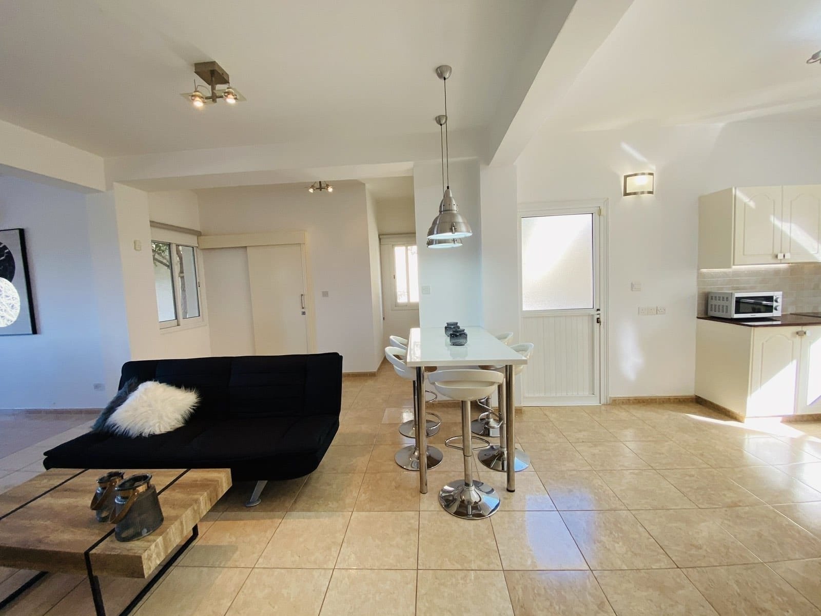 Resale 
This 5 bedroom villa is located in lower Chloraka -Pafos.
The entrance, dining room, 2 living rooms, kitchen, 2 bathrooms, kitchennete, & 1 