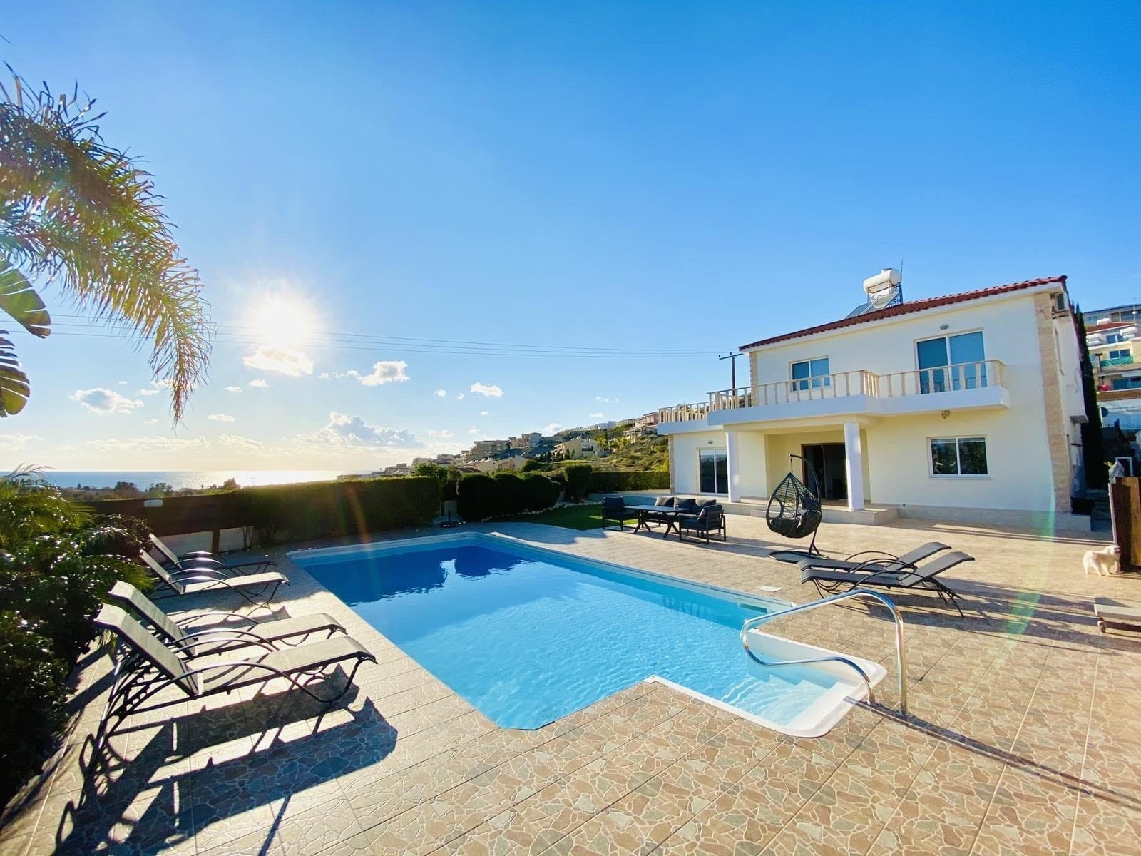 Resale 
This 5 bedroom villa is located in lower Chloraka -Pafos.
The entrance, dining room, 2 living rooms, kitchen, 2 bathrooms, kitchennete, & 1 
