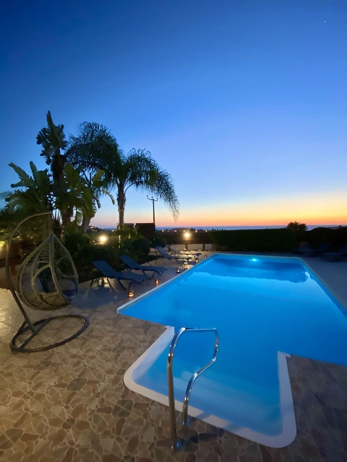 Resale 
This 5 bedroom villa is located in lower Chloraka -Pafos.
The entrance, dining room, 2 living rooms, kitchen, 2 bathrooms, kitchennete, & 1 