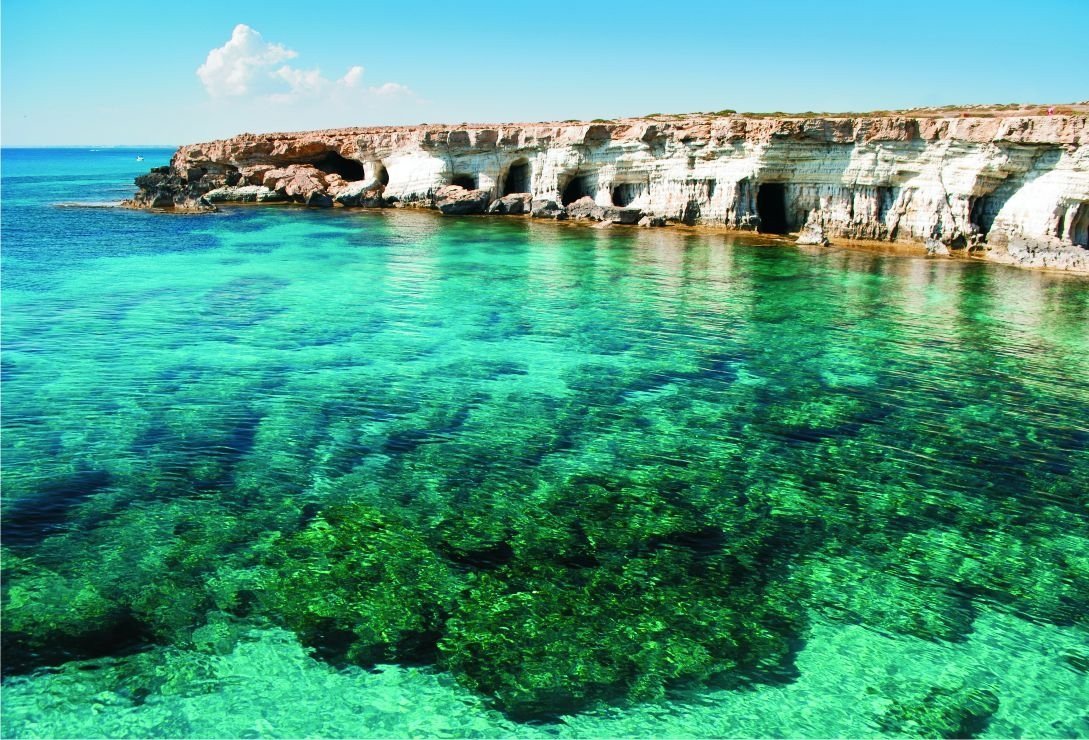 Luxury New Villa 4 months to finish.
Located in the most prestigious part of Paphos, SEACAVES, in a beautiful natural setting full
of colors and cal