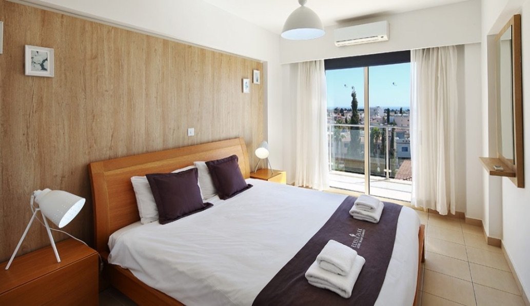 For sale: This spacious penthouse apartment offers 89 m² of comfortable living space and is ideally located in the desirable area of Kato Paphos - Uni
