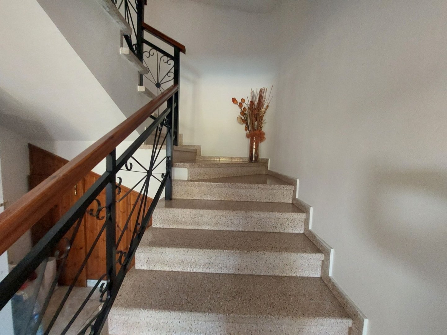4 Bedrooms Detached Villa in Tala based on a big plot of Land with 90% building density and possibility to build another property. Apartment on a Base