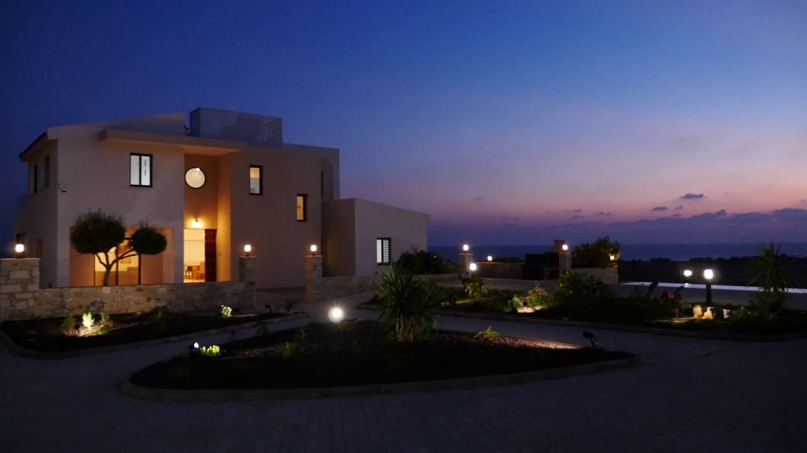 4 Bedroom Exclusive luxurious Villa in Kouklia of Pafos, 2 minutes drive to the beach and the motorway. Close to Aphrodite Hills and Secret valley. Si