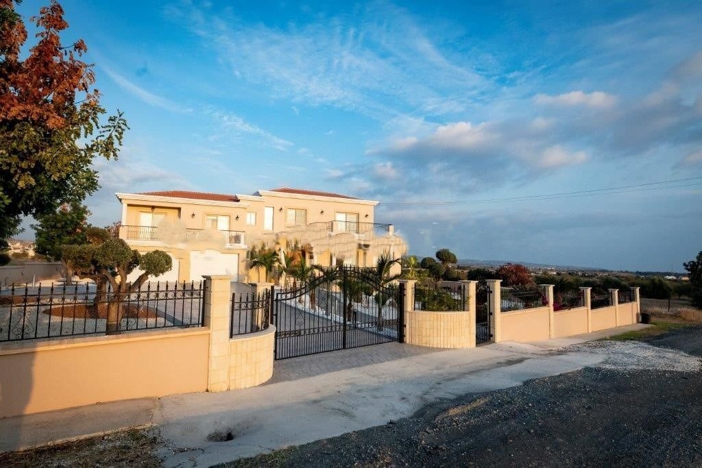 An extremely beautiful four-bedroom, four-bathroom superb detached villa located in the renowned area of Anarita Village.
It is set in an excellent a