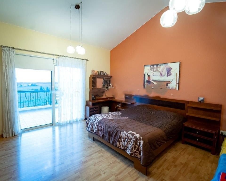 An extremely beautiful four-bedroom, four-bathroom superb detached villa located in the renowned area of Anarita Village.
It is set in an excellent a