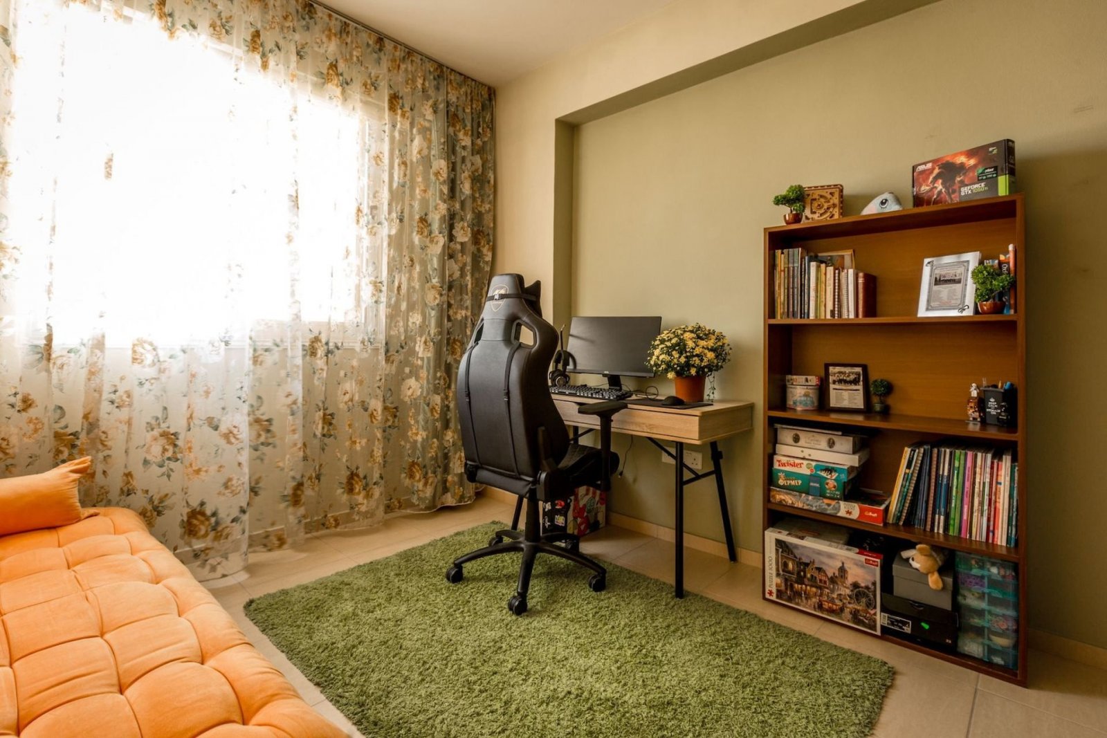 For sale is a spacious Top Floor three Bedroom Resale apartment located in the vibrant center of Paphos. This top-floor residence offers an internal s