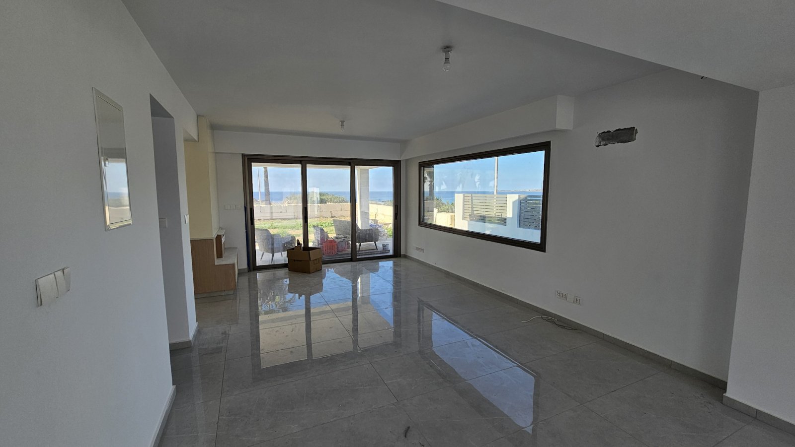 Beachfront Villa for Sale in Chloraka, Paphos – Next to Sandy Beach
Exclusive Beachfront Villa for Sale in Chloraka, Paphos, ideally located right on