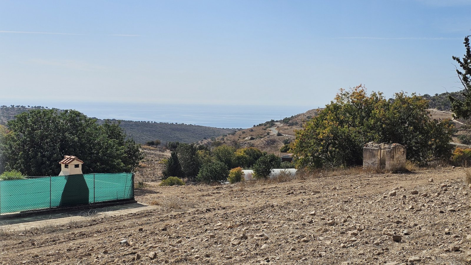 For sale off plan, this modern bungalow in Akoursos offers spacious and comfortable living. The home features a well-designed internal area of 103 m2,