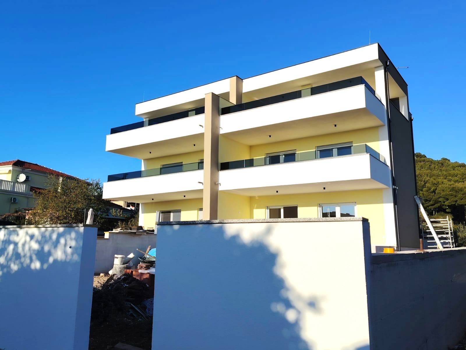 584253 - Villa in Tribunj