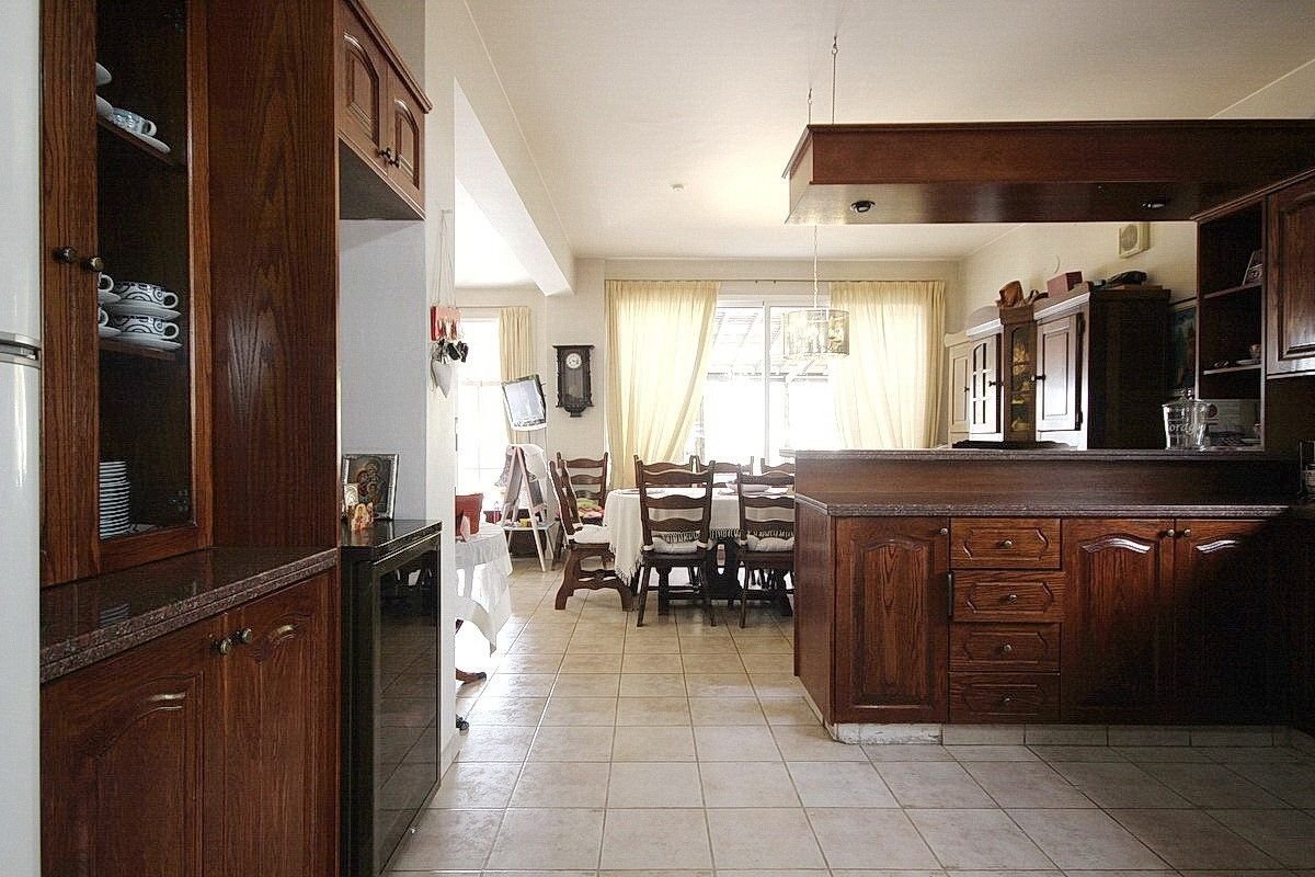 This spacious fully furnished villa arranged on 3 levels with all white goods included. Outdoor space consists of uninterrupted sea views with landsca