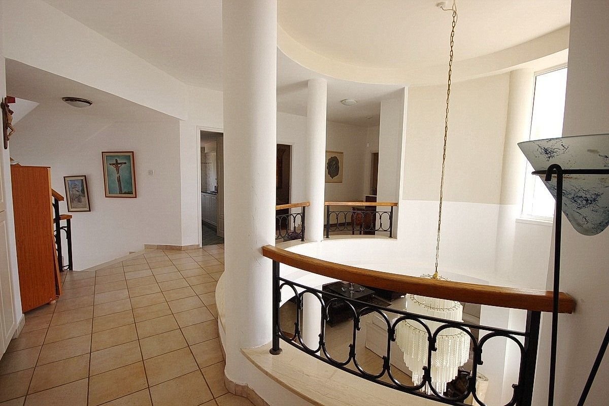 This spacious fully furnished villa arranged on 3 levels with all white goods included. Outdoor space consists of uninterrupted sea views with landsca