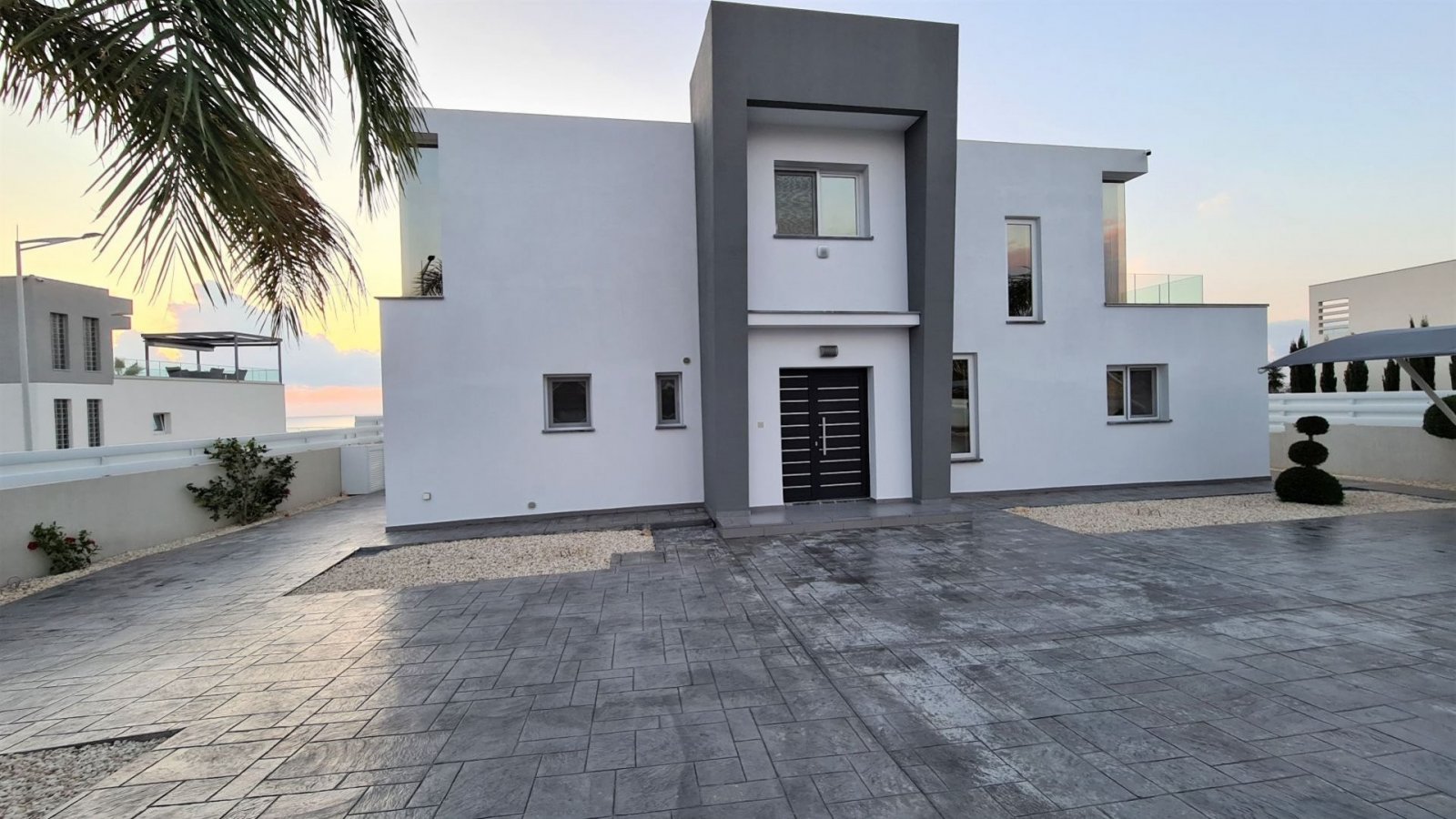 For sale: This beautiful detached villa in Pegeia - Sea Caves offers spacious living in one of the areas most sought-after locations. With an internal