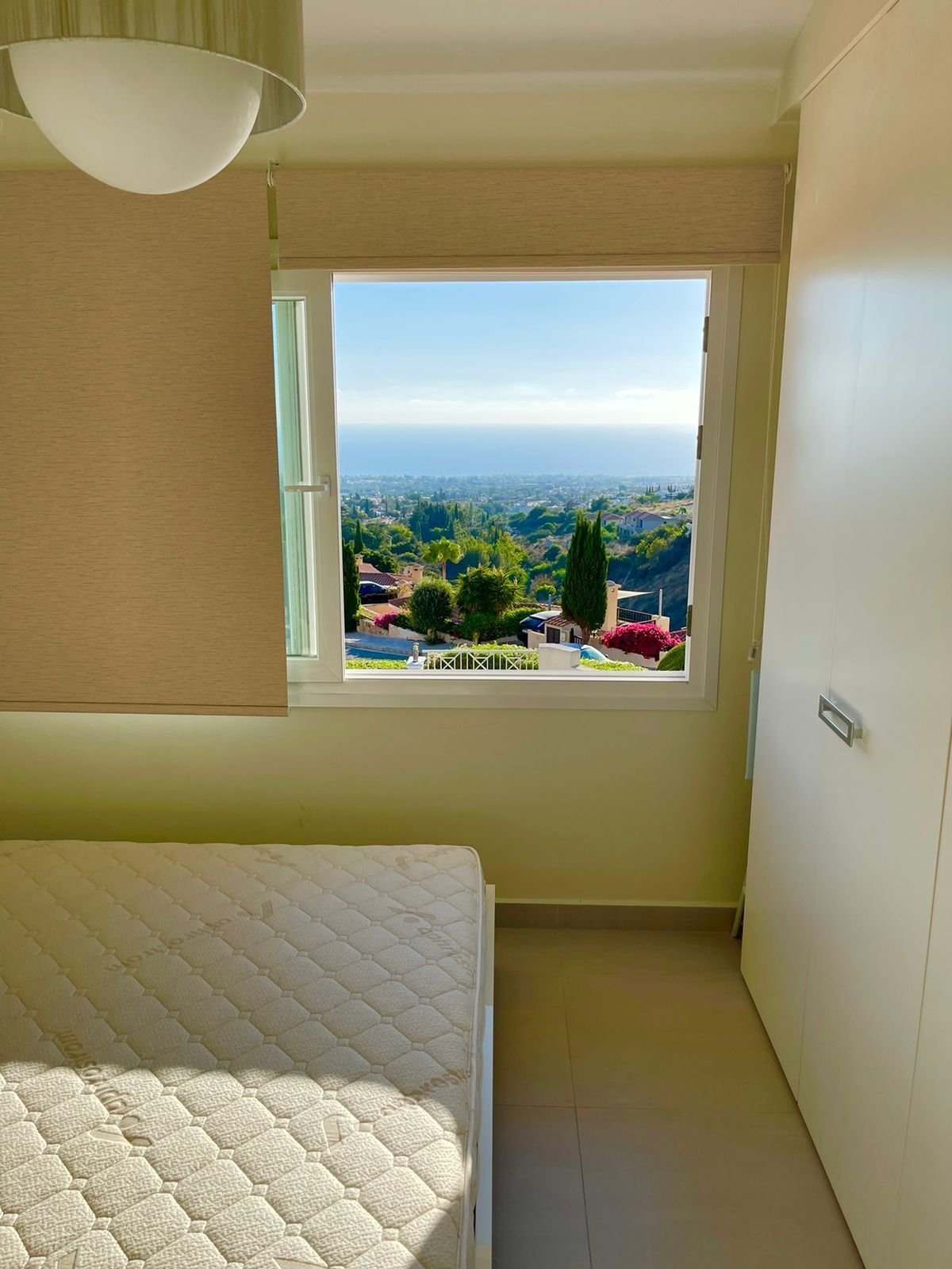 Beatifull villa in Tala offering panoramic sea views
Five bedrooms on suite
Underfloor heating
Heating panels at the walls
Fully equipped kitche