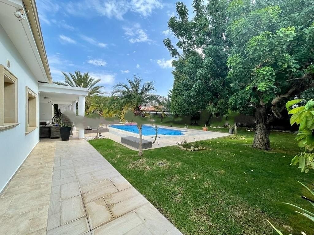 This amazing five-bedroom, five-bathroom superb bungalow is located in the renowned area of Tala.
It is situated in a popular and excellent residenti