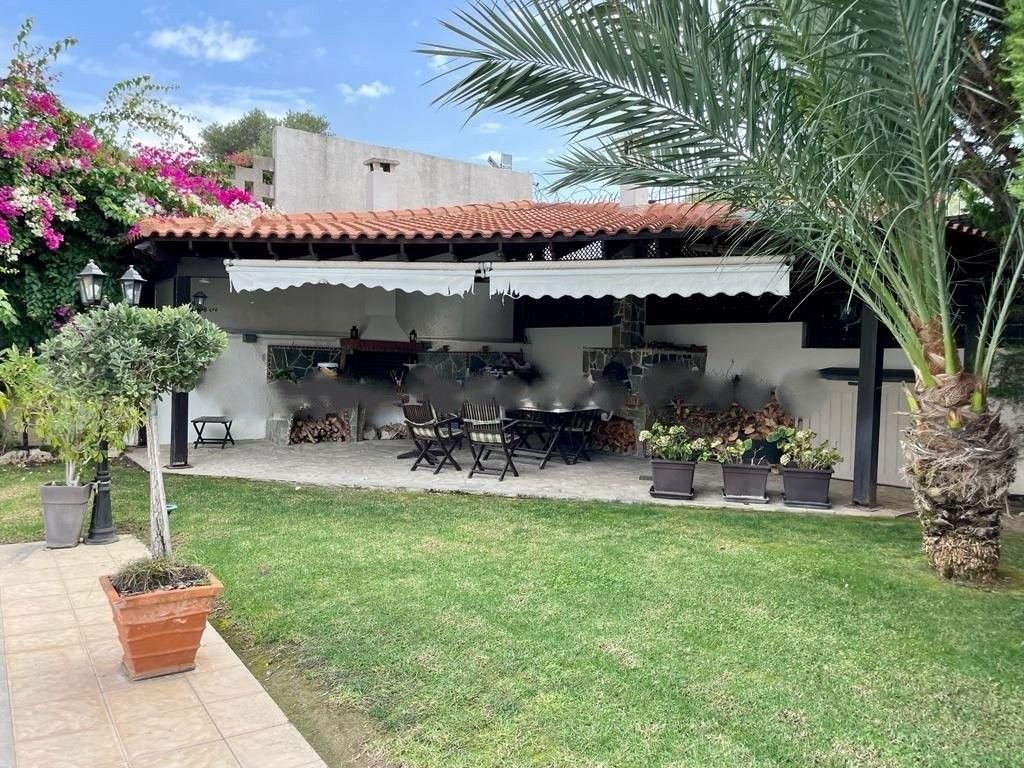 This amazing five-bedroom, five-bathroom superb bungalow is located in the renowned area of Tala.
It is situated in a popular and excellent residenti