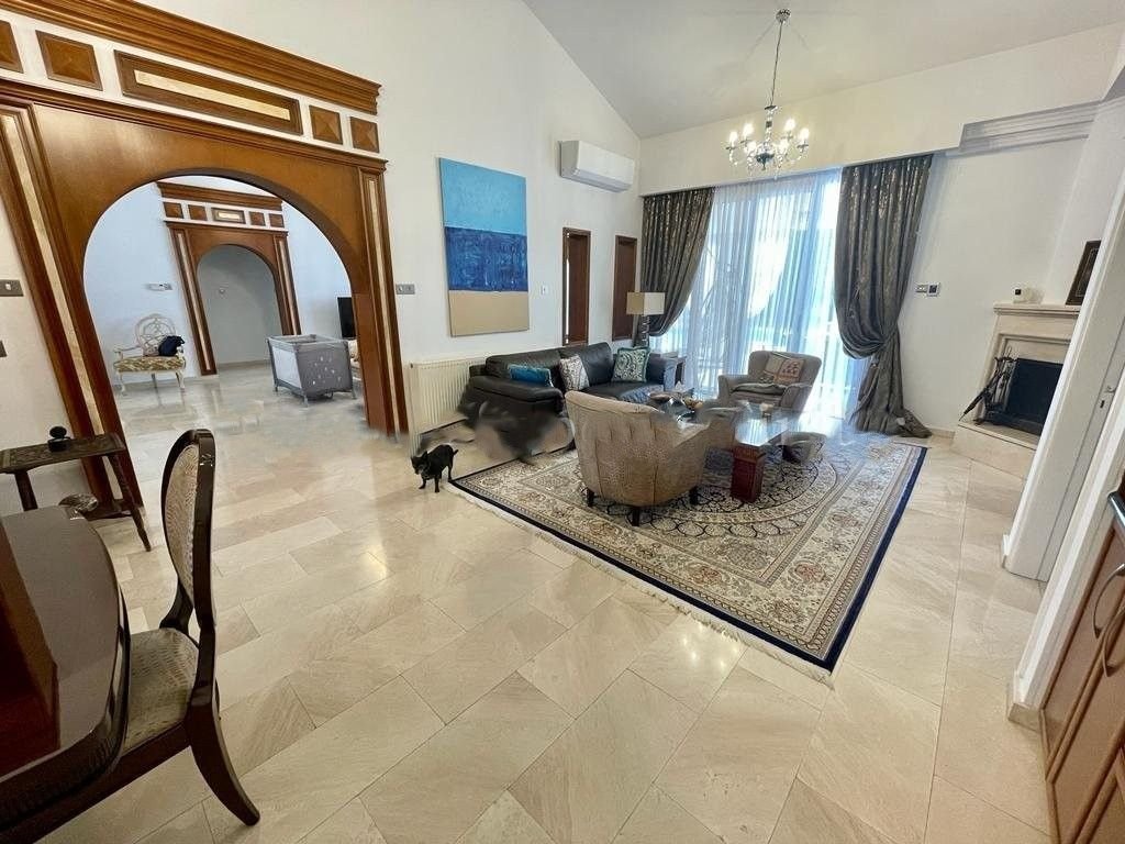 This amazing five-bedroom, five-bathroom superb bungalow is located in the renowned area of Tala.
It is situated in a popular and excellent residenti