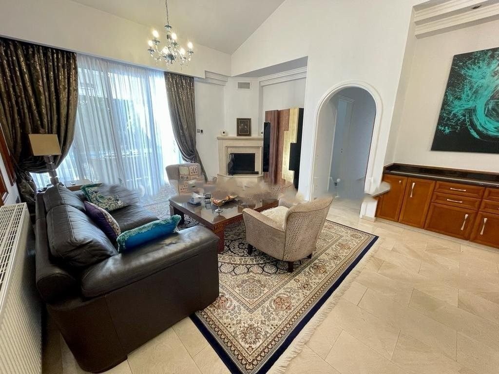 This amazing five-bedroom, five-bathroom superb bungalow is located in the renowned area of Tala.
It is situated in a popular and excellent residenti
