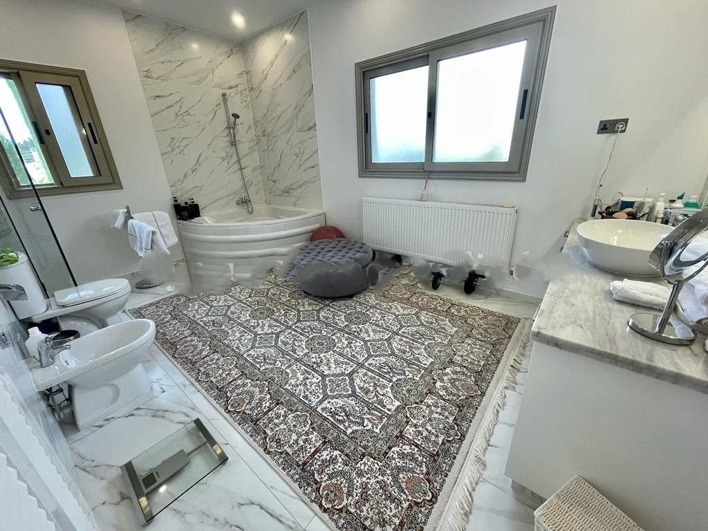 This amazing five-bedroom, five-bathroom superb bungalow is located in the renowned area of Tala.
It is situated in a popular and excellent residenti