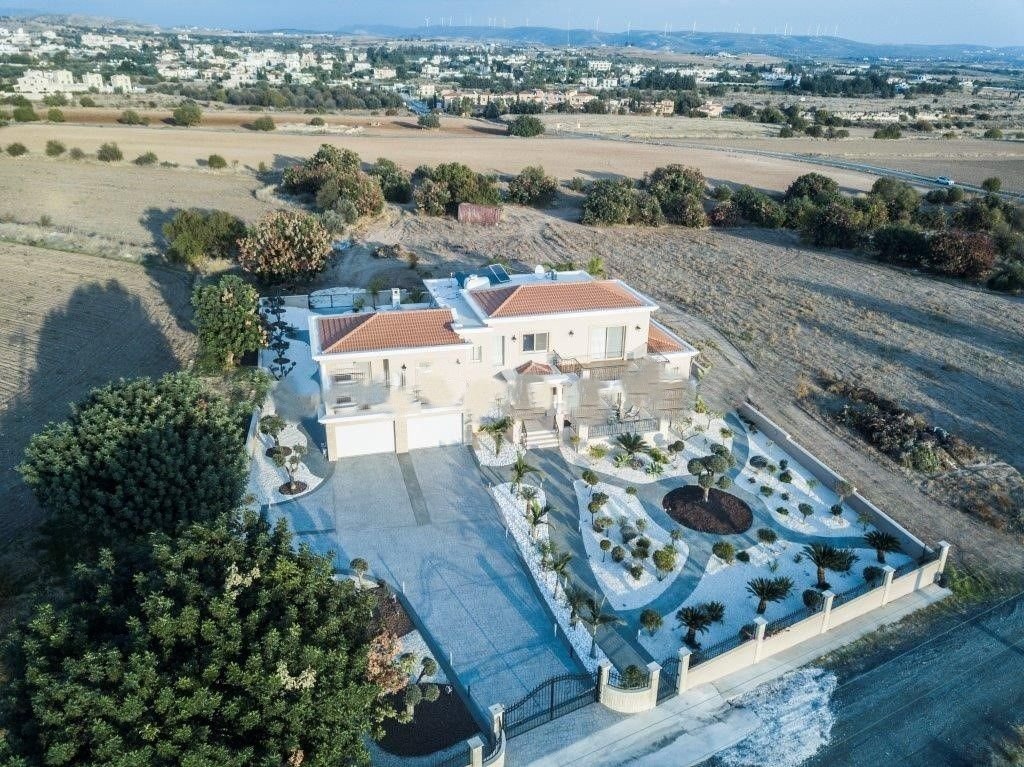 An extremely beautiful four-bedroom, four-bathroom superb detached villa located in the renowned area of Anarita Village.
It is set in an excellent a