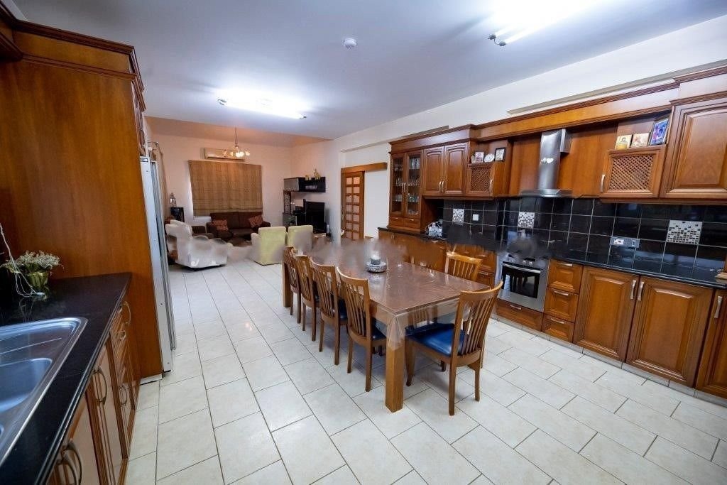 An extremely beautiful four-bedroom, four-bathroom superb detached villa located in the renowned area of Anarita Village.
It is set in an excellent a