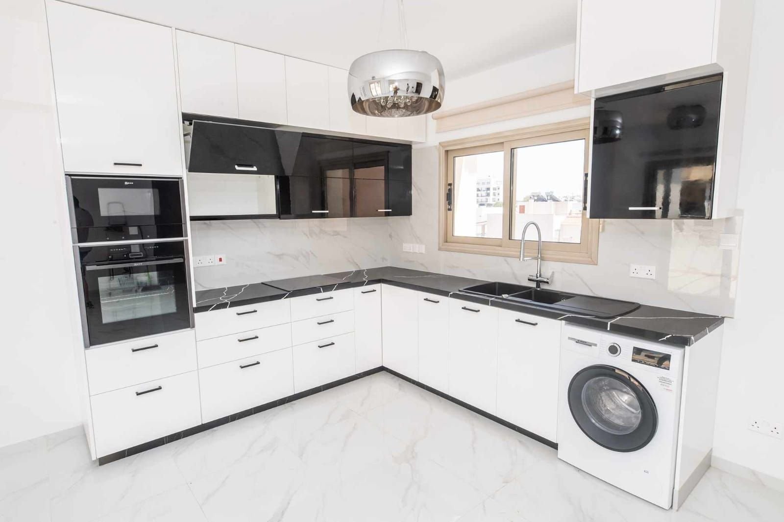 For sale: Modern top-floor apartment offering 82 m² of comfortable living space. This resale apartment was originally built in 2008 and tastefully ren
