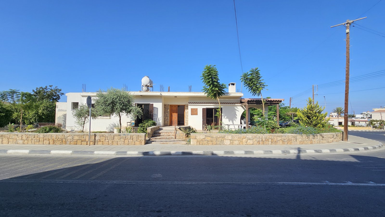 For sale in Chloraka village a resale Bungalow ideal for renovation project: This charming resale bungalow offers comfortable living on a spacious sin