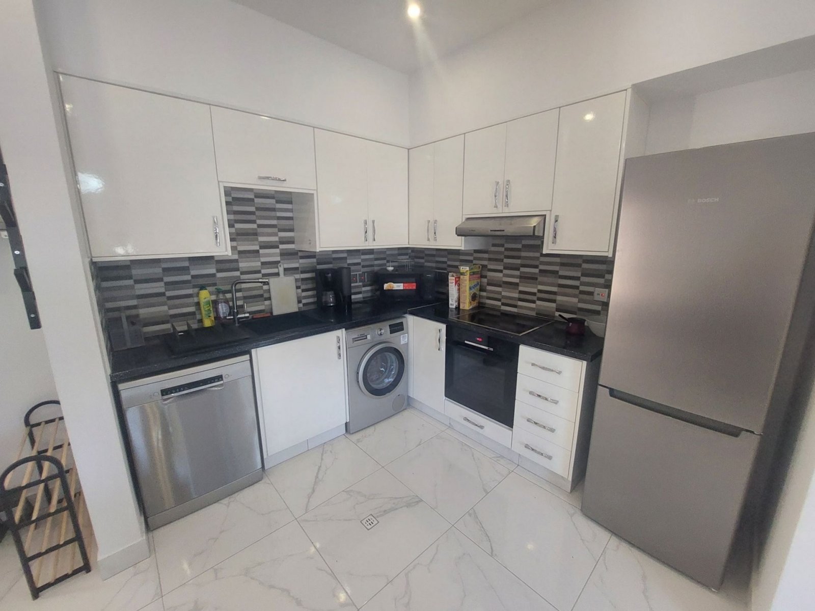 For sale: Modern ground-floor apartment in the popular Kato Paphos - Tomb of the Kings area. This resale property offers 78 m² of comfortable internal