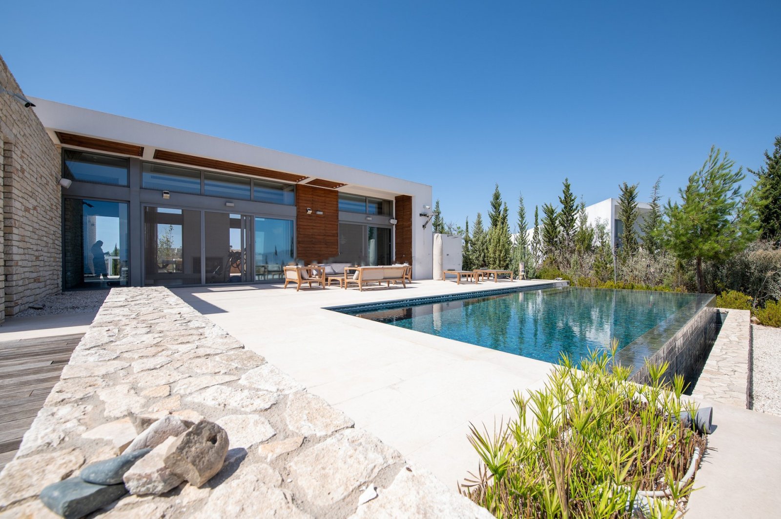 Resale Villa for sale, ready for delivery.
This elegant luxury villa for sale in Minthis Hills, Tsada, offers an exceptional opportunity to own a prem