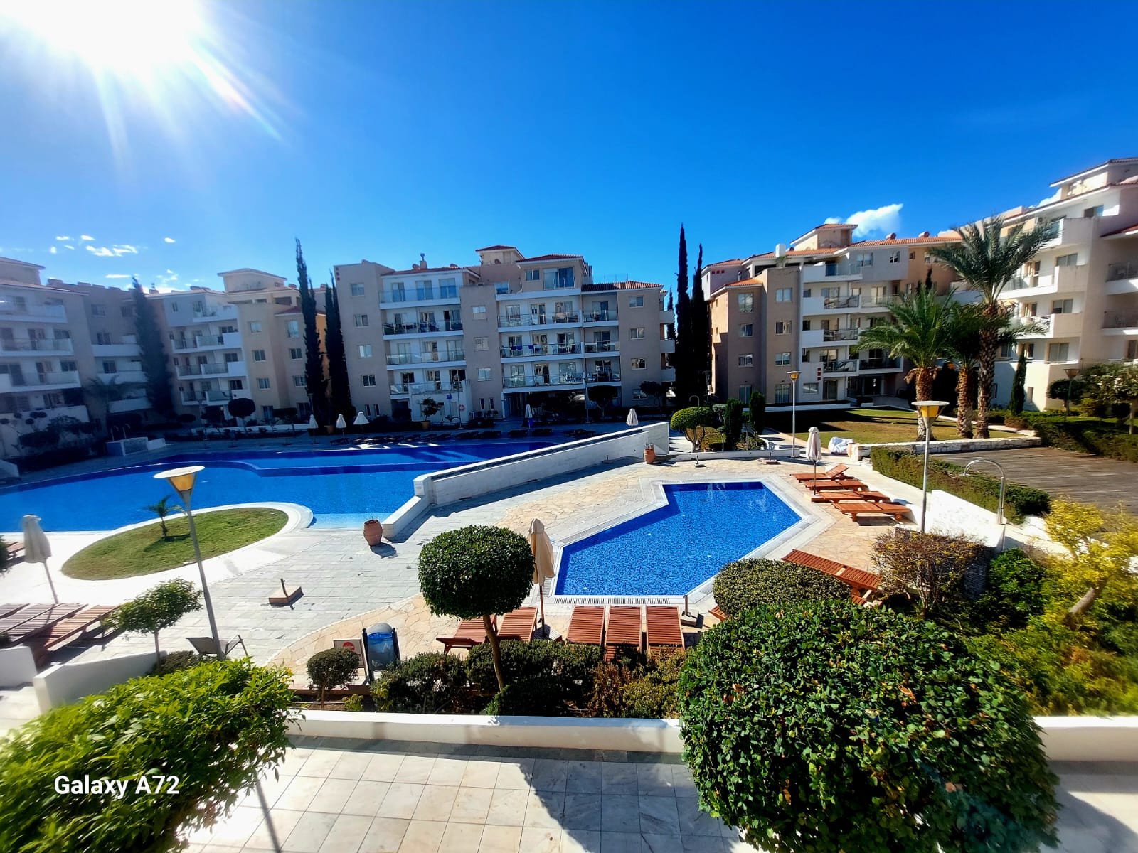Discover this beautifully maintained 2-bedroom apartment for sale in Elysia Park, located in the highly sought-after Universal area of Paphos. Situate