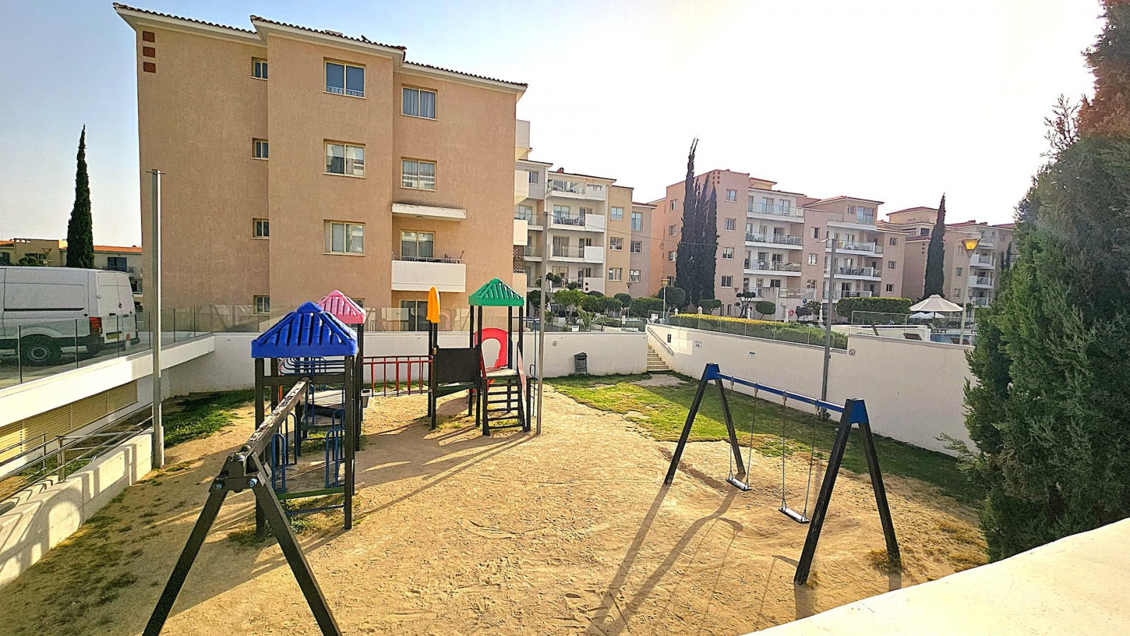 Discover this beautifully maintained 2-bedroom apartment for sale in Elysia Park, located in the highly sought-after Universal area of Paphos. Situate