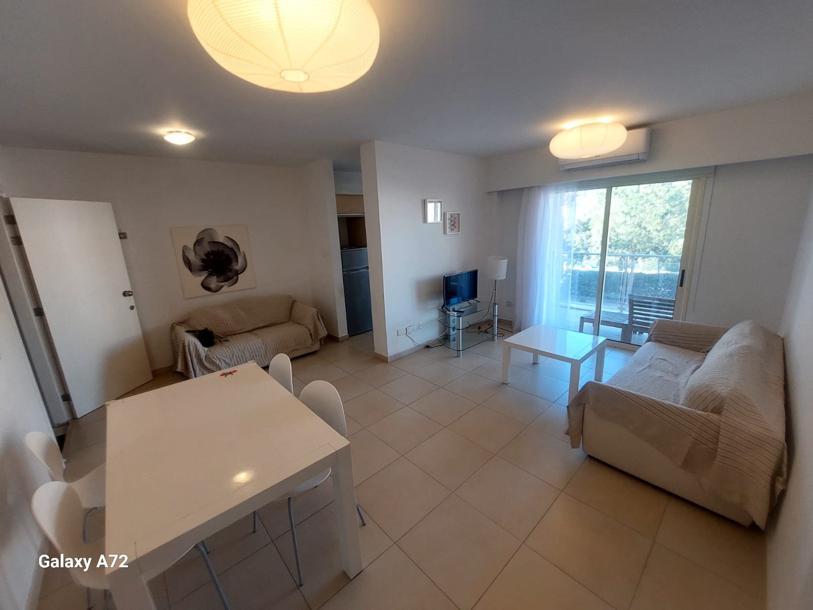 Discover this beautifully maintained 2-bedroom apartment for sale in Elysia Park, located in the highly sought-after Universal area of Paphos. Situate