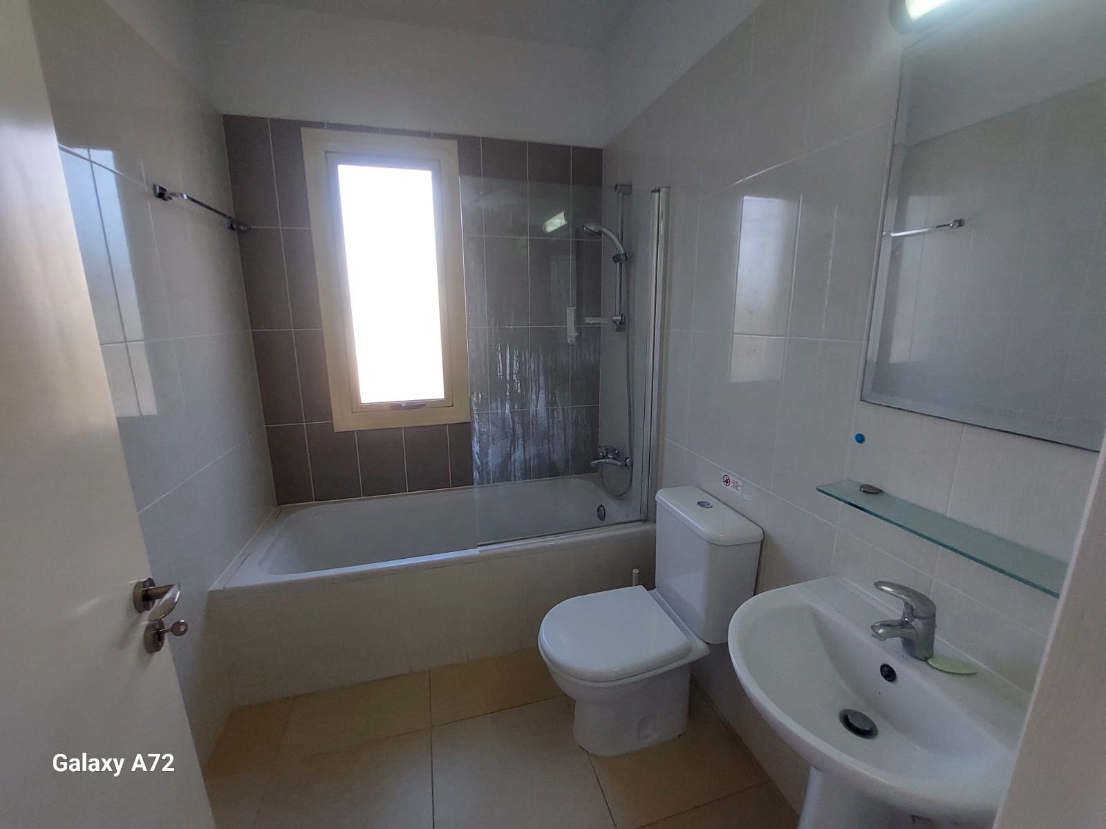 Discover this beautifully maintained 2-bedroom apartment for sale in Elysia Park, located in the highly sought-after Universal area of Paphos. Situate