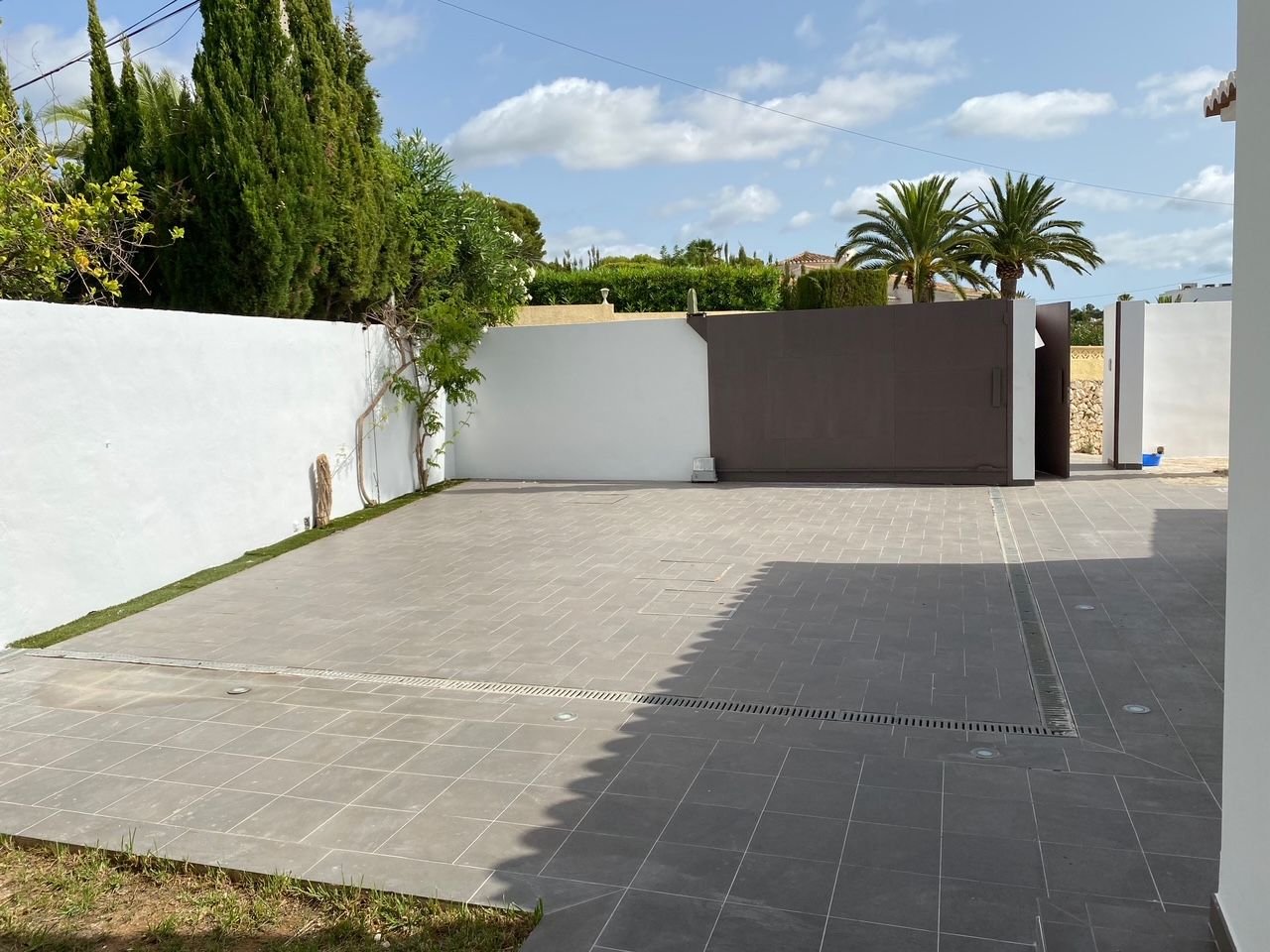 Aucune modification dans le texte !Aménagement extérieur exclusif avec revêtement de sol de haute qualité et division intelligente des espaces - votre refuge privé avec une ambiance méditerranéenne Aucune modification dans le texte !Aménagement extérieur exclusif avec revêtement de sol de haute qualité et division intelligente des espaces - votre refuge privé avec une ambiance méditerranéenne