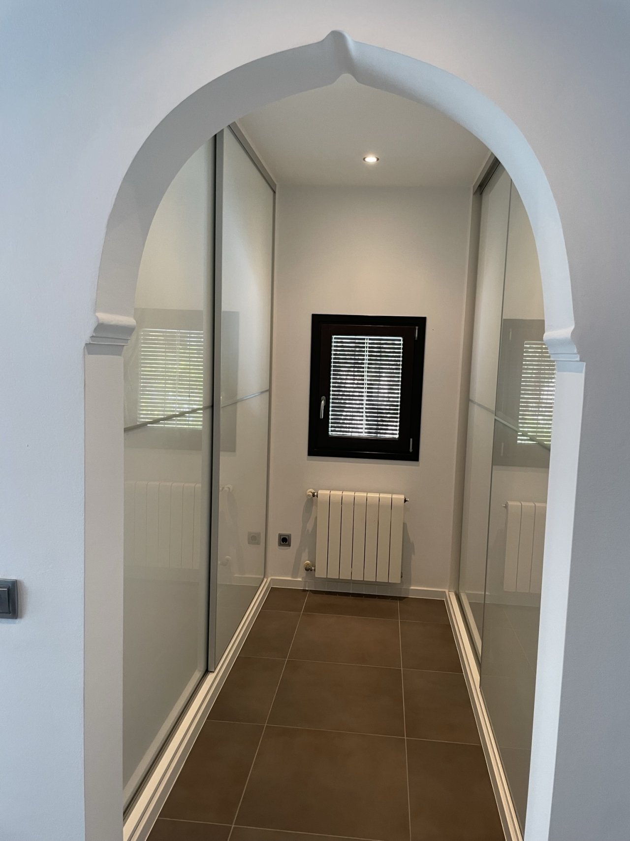 Pas de modifications dans le texte !Espace de couloir élégant avec passage en arc marocain et façade miroir intégrée - utilisation optimale de l'espace garantie ! Pas de modifications dans le texte !Espace de couloir élégant avec passage en arc marocain et façade miroir intégrée - utilisation optimale de l'espace garantie !