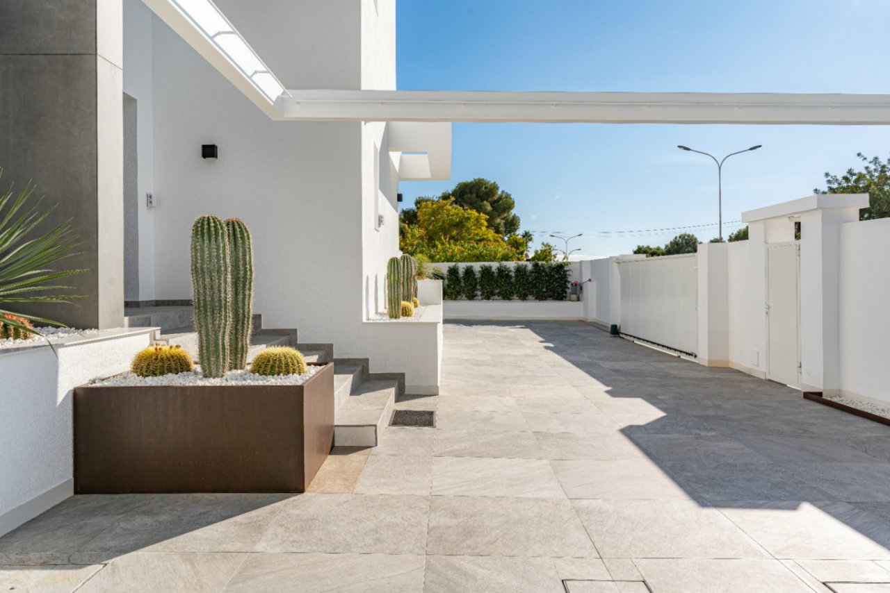 Aucune modification dans le texte !Une architecture moderne rencontre le charme du désert - Entrée design avec une élégante végétation et une terrasse spacieuse Aucune modification dans le texte !Une architecture moderne rencontre le charme du désert - Entrée design avec une élégante végétation et une terrasse spacieuse