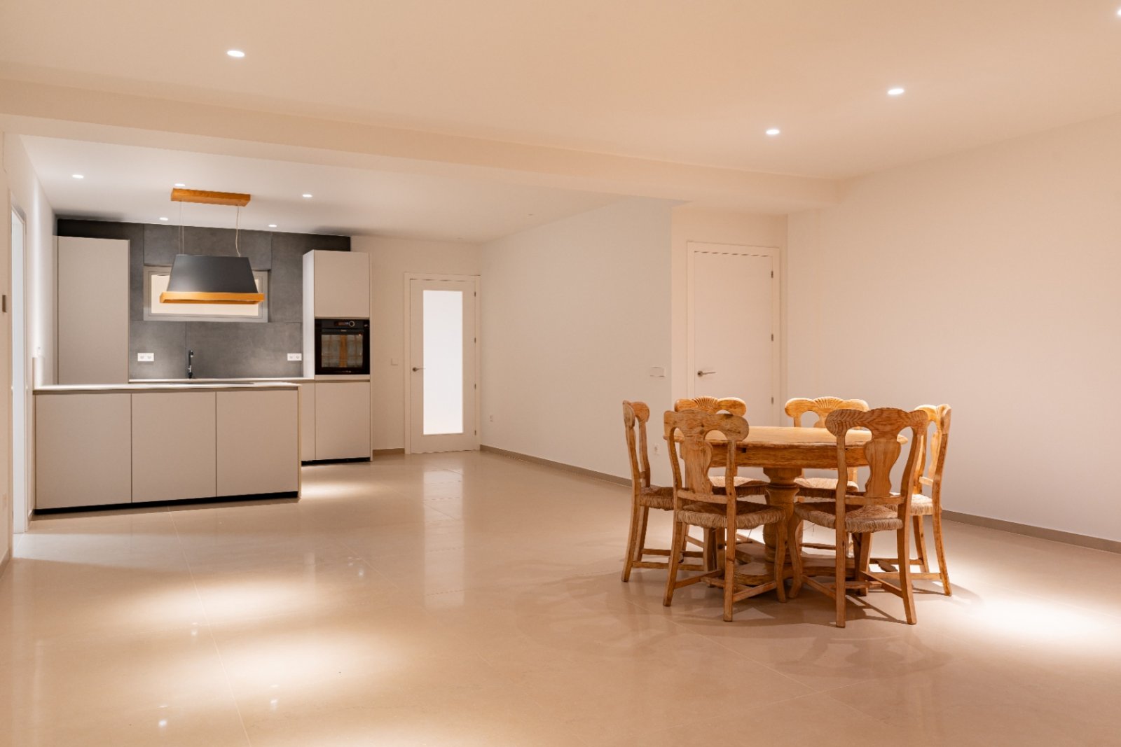Cuisine ouverte lumineuse avec un concept d'espace sans couture et un design de cuisine haut de gamme Cuisine ouverte lumineuse avec un concept d'espace sans couture et un design de cuisine haut de gamme