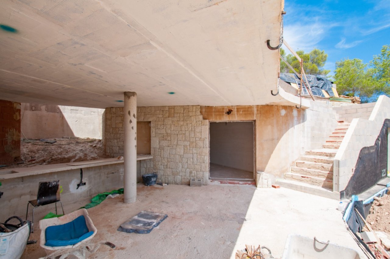 Points forts architecturaux : solution spacieuse au sous-sol avec un design élégant de colonnes et un mur revêtu de pierre naturelle Points forts architecturaux : solution spacieuse au sous-sol avec un design élégant de colonnes et un mur revêtu de pierre naturelle