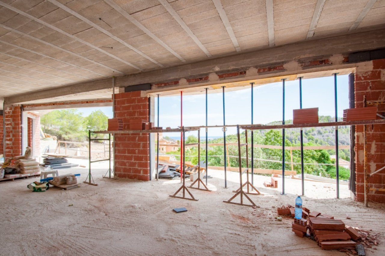 Aucun ajout dans le texte !Structure brute panoramique baignée de lumière avec une vue imprenable - votre maison de rêve prend forme ! Aucun ajout dans le texte !Structure brute panoramique baignée de lumière avec une vue imprenable - votre maison de rêve prend forme !