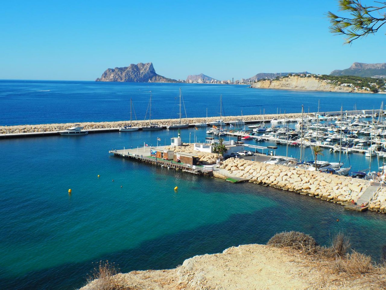 Résidence portuaire exclusive avec vue panoramique sur la Méditerranée - votre demeure de rêve entre rochers et eaux azur! Résidence portuaire exclusive avec vue panoramique sur la Méditerranée - votre demeure de rêve entre rochers et eaux azur!