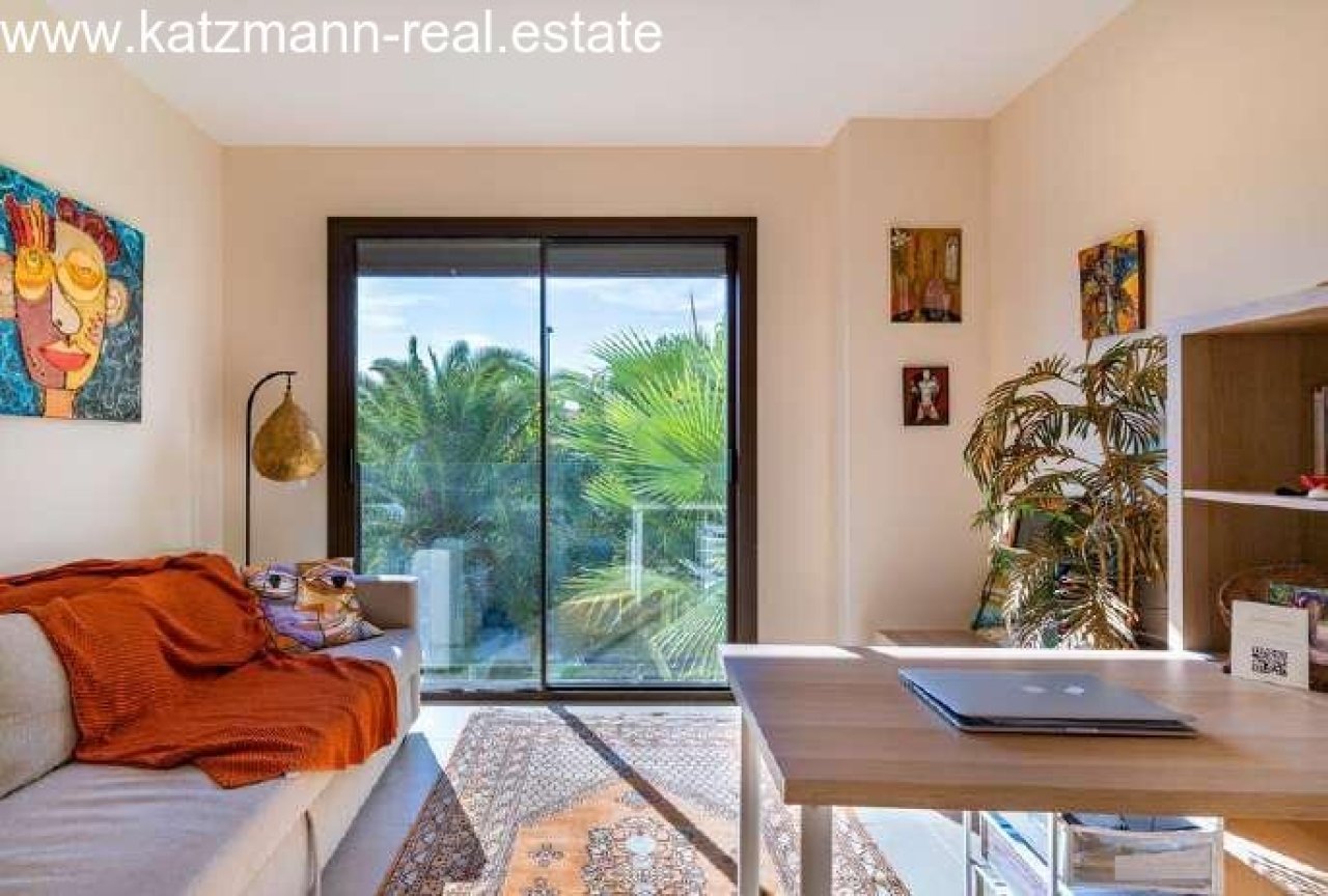 Bureau à domicile baigné de lumière avec vue sur un jardin tropical - productivité et inspiration incluses ! Bureau à domicile baigné de lumière avec vue sur un jardin tropical - productivité et inspiration incluses !