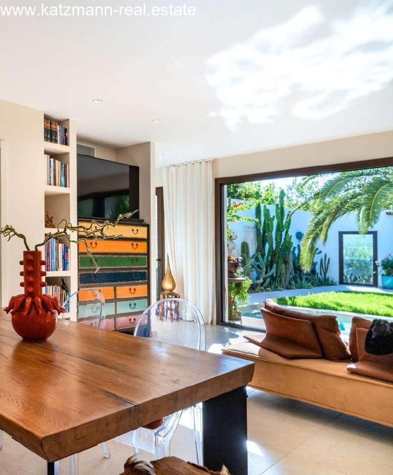 Aucun ajout dans le texte !Un environnement de vie lumineux avec un concept intérieur-extérieur intégré et des étagères encastrées sur mesure. Aucun ajout dans le texte !Un environnement de vie lumineux avec un concept intérieur-extérieur intégré et des étagères encastrées sur mesure.