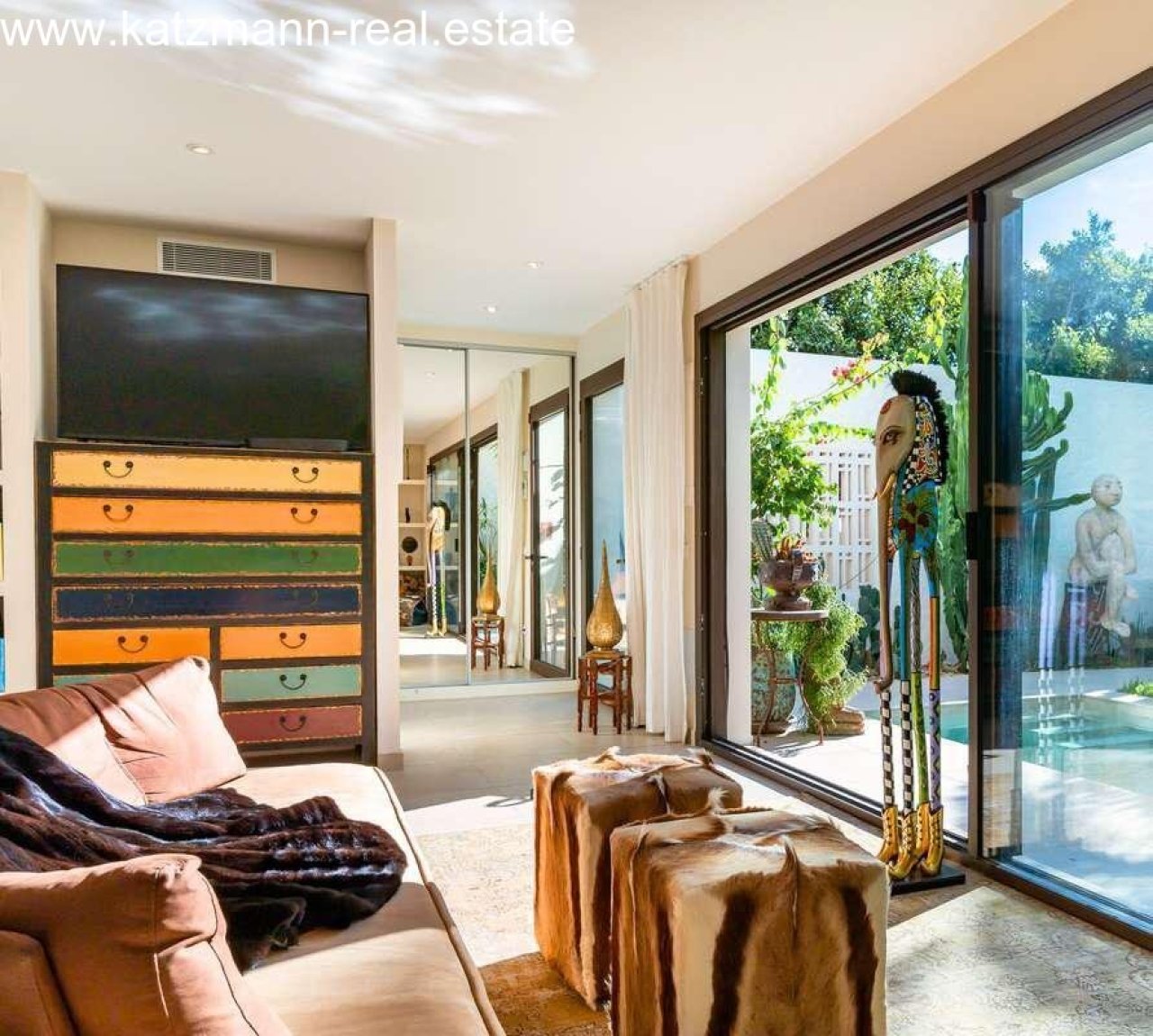 Pas d'ajouts dans le texte !Un intérieur lumineux avec une commode design et des fenêtres panoramiques s'étendant jusqu'au sol - votre refuge de bien-être avec vue sur le jardin ! Pas d'ajouts dans le texte !Un intérieur lumineux avec une commode design et des fenêtres panoramiques s'étendant jusqu'au sol - votre refuge de bien-être avec vue sur le jardin !