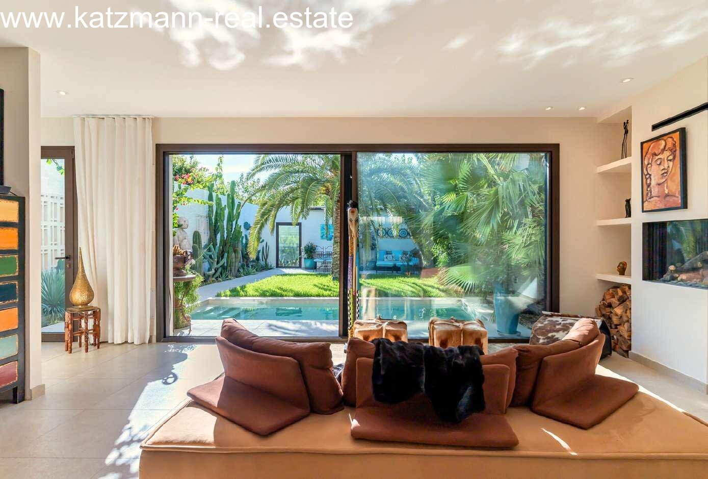 Aucun ajout dans le texte !Un cadre de vie lumineux avec vue sur la piscine - Une architecture moderne rencontre une idyllique jardin tropical Aucun ajout dans le texte !Un cadre de vie lumineux avec vue sur la piscine - Une architecture moderne rencontre une idyllique jardin tropical