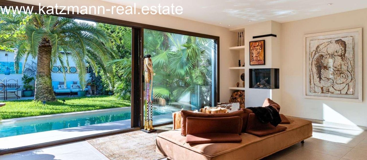 Aucun ajout dans le texte !Un cadre de vie lumineux avec vue sur la piscine : une architecture moderne rencontre une idyllique jardin tropical Aucun ajout dans le texte !Un cadre de vie lumineux avec vue sur la piscine : une architecture moderne rencontre une idyllique jardin tropical