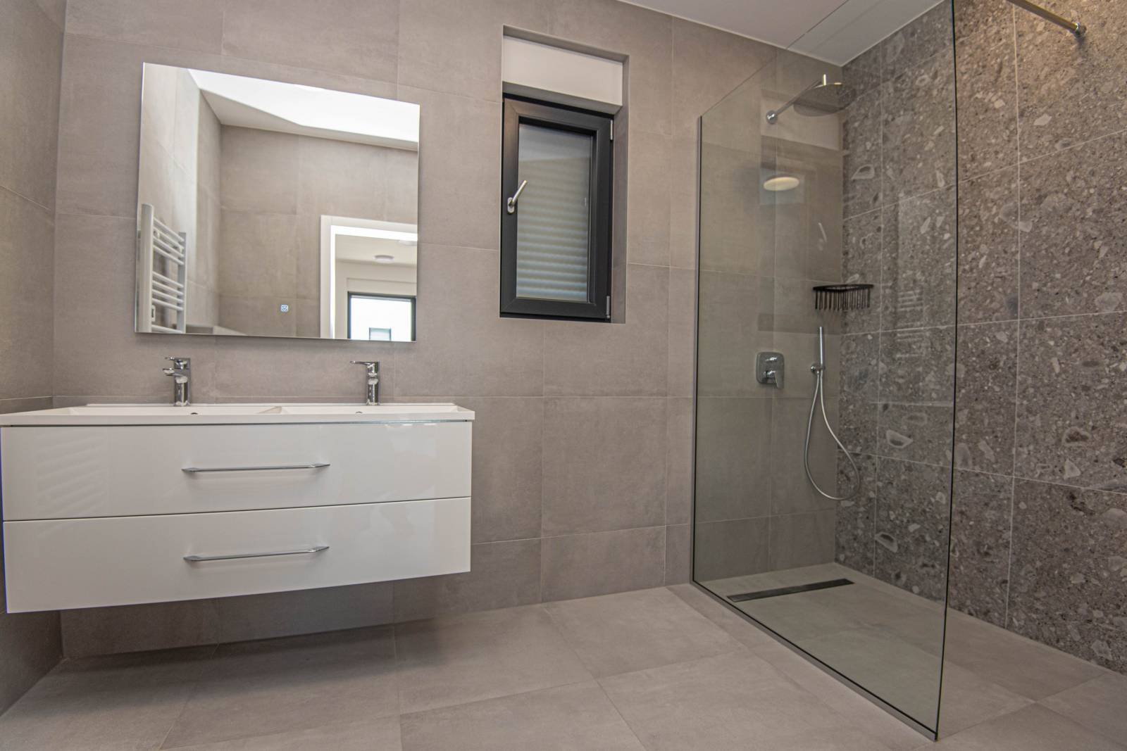 564965 - Villa in Vodice