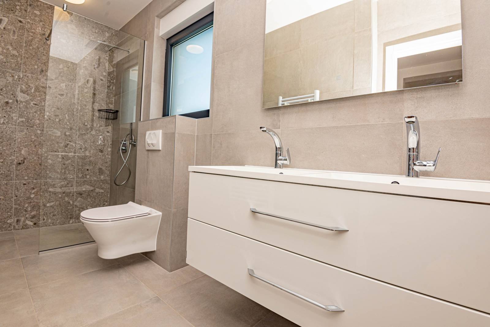 564961 - Villa in Vodice