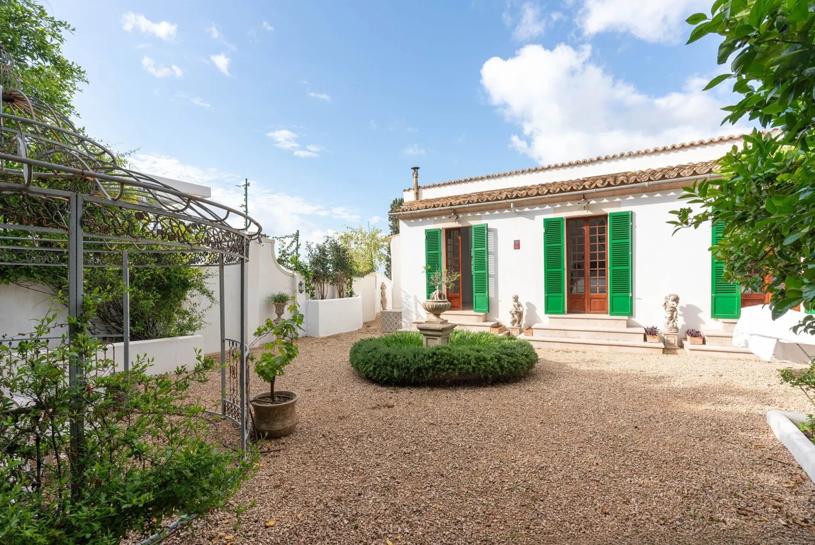 Exklusives Wohnen in Cala Major – Modernisiertes 5-Zimmer Haus mit Pool und Klimaanlage
