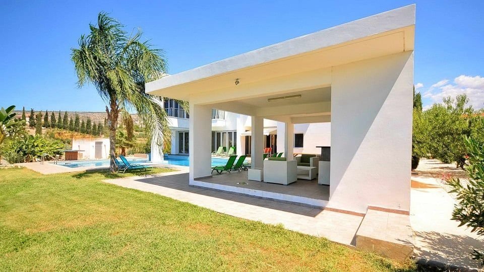 For Sale Luxury Modern VIlla in lower Pegeia based on a plot of land of 5,381m2, with parking space for 2 cars.
This Villa fully Renovated on 2017. T