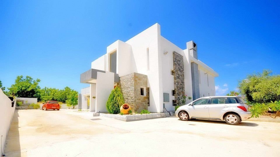 For Sale Luxury Modern VIlla in lower Pegeia based on a plot of land of 5,381m2, with parking space for 2 cars.
This Villa fully Renovated on 2017. T